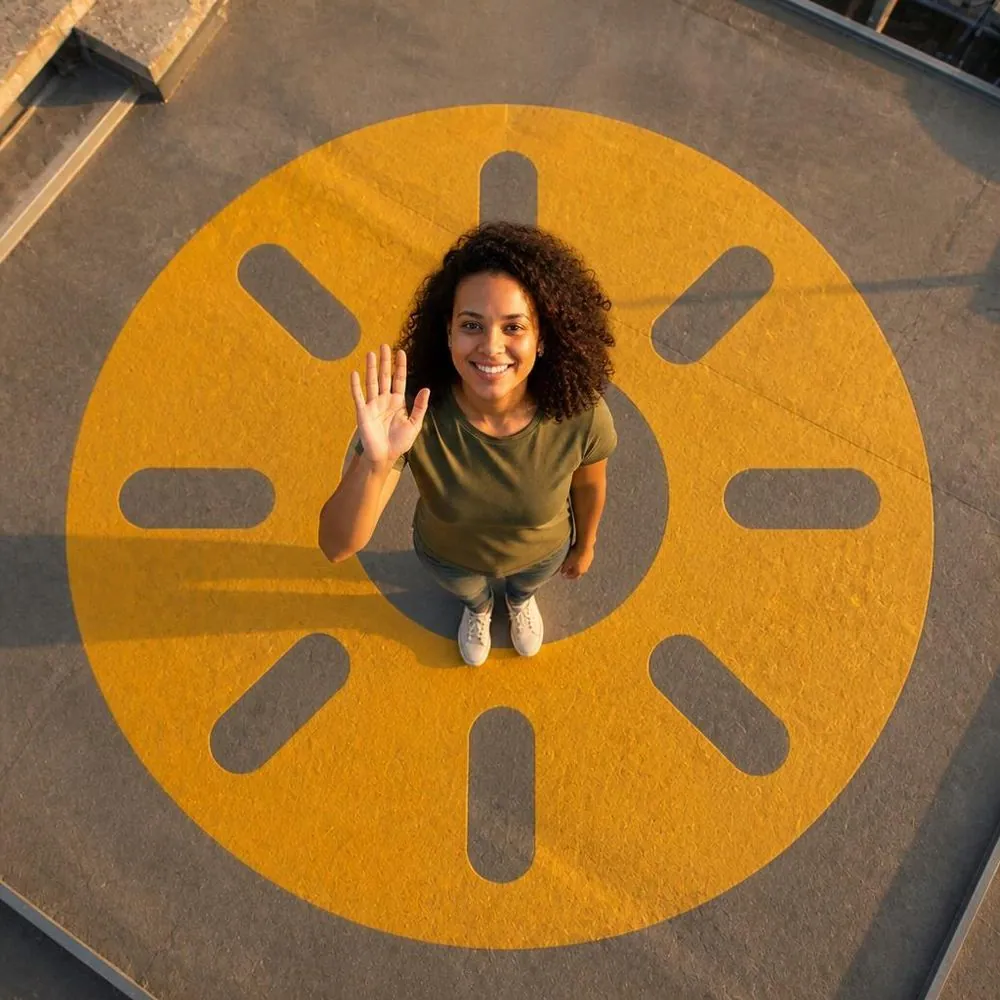 Exemplo com IA, vista de cima: convidada sobre o logo da marca fictícia lume pintado no terraço