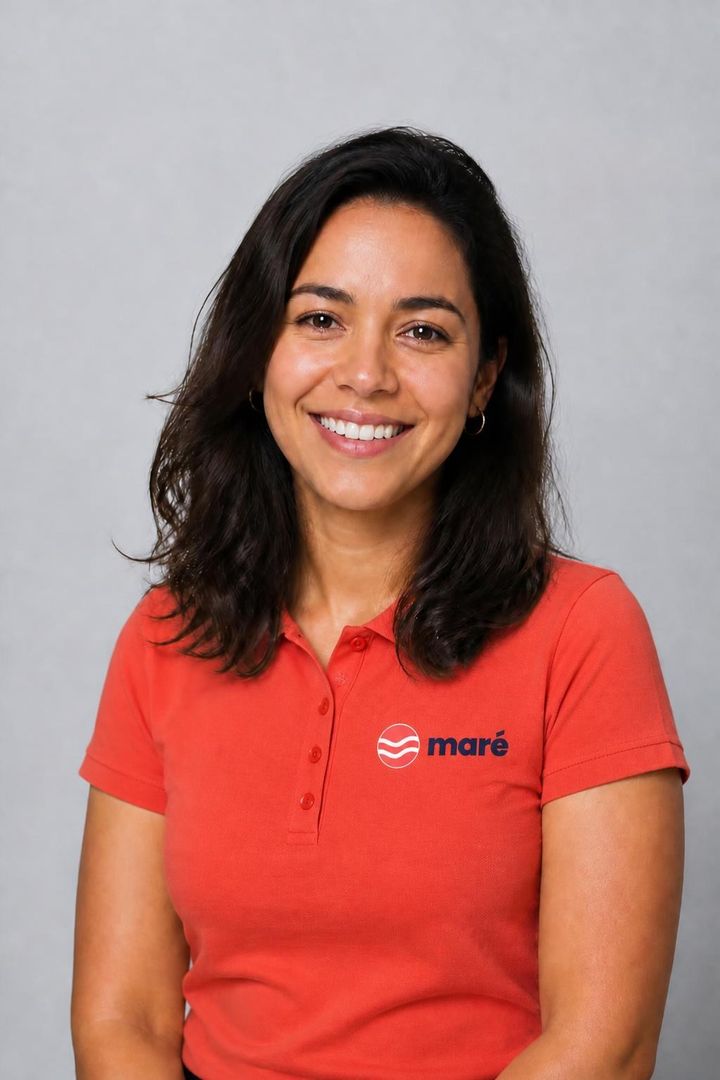 A mesma pessoa com a camisa da marca