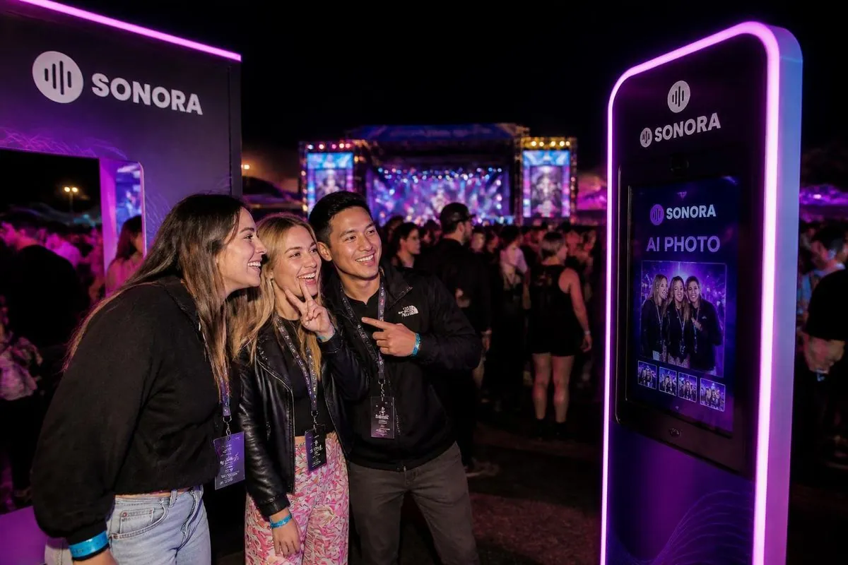 Ilustração criada com IA: a ativação de fotos com IA num festival de música, com a marca fictícia SONORA