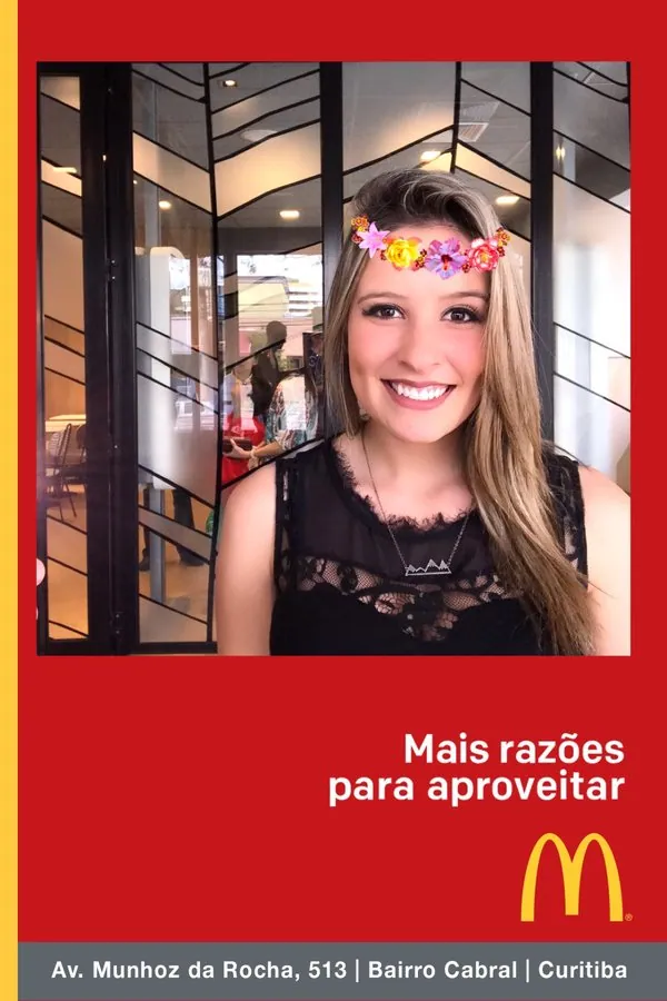 Foto impressa com o layout do McDonald's: convidada com coroa de flores, a frase Mais razões para aproveitar e o endereço da loja