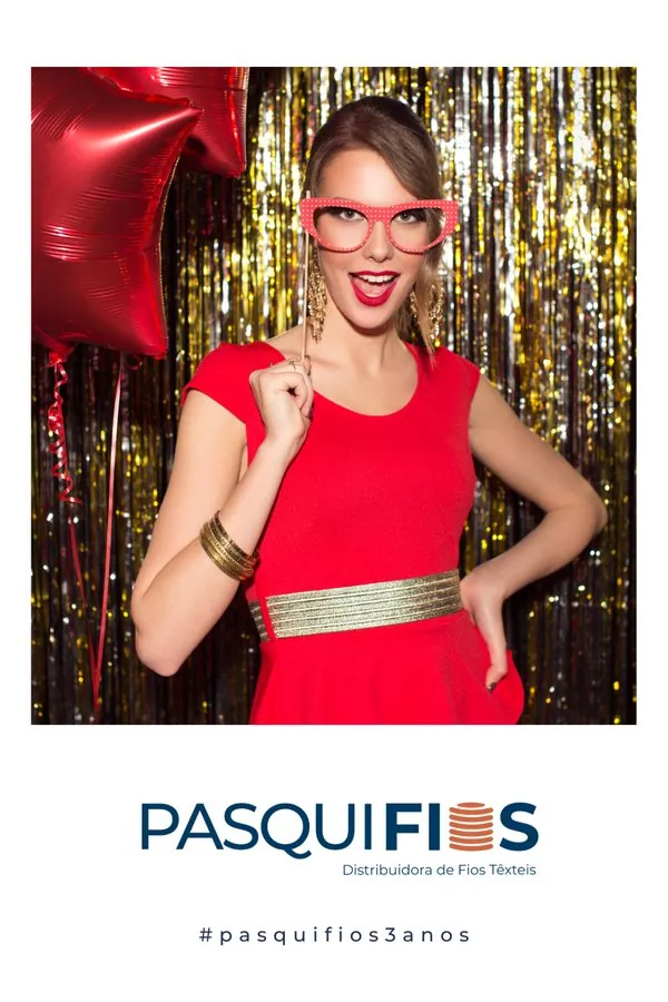 Foto impressa com o layout dos 3 anos da Pasquifios: convidada de óculos de festa, o logotipo e a hashtag do evento