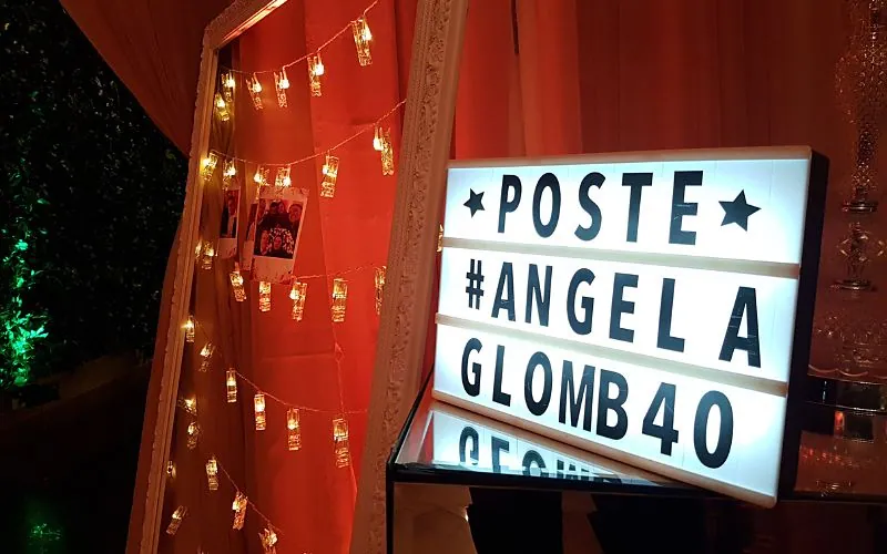 Letreiro luminoso pedindo para postar com a hashtag da festa