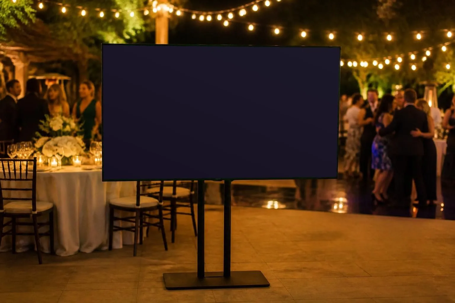 Ilustração de uma TV numa festa de casamento mostrando o mosaico de fotos se formando ao vivo
