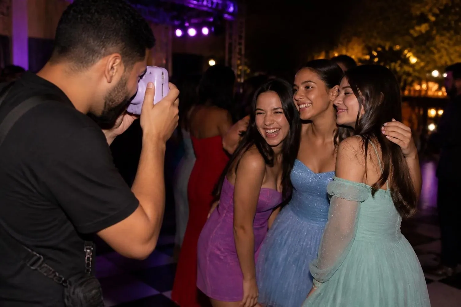 Ilustração: fotógrafo com câmera instantânea numa festa