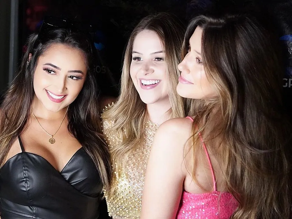 Três amigas posando para a selfie