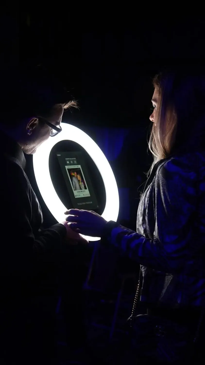 Convidada segurando o SelfiePop com a luz acesa