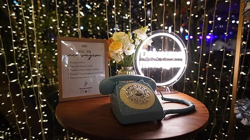 Telefone retrô azul montado na festa