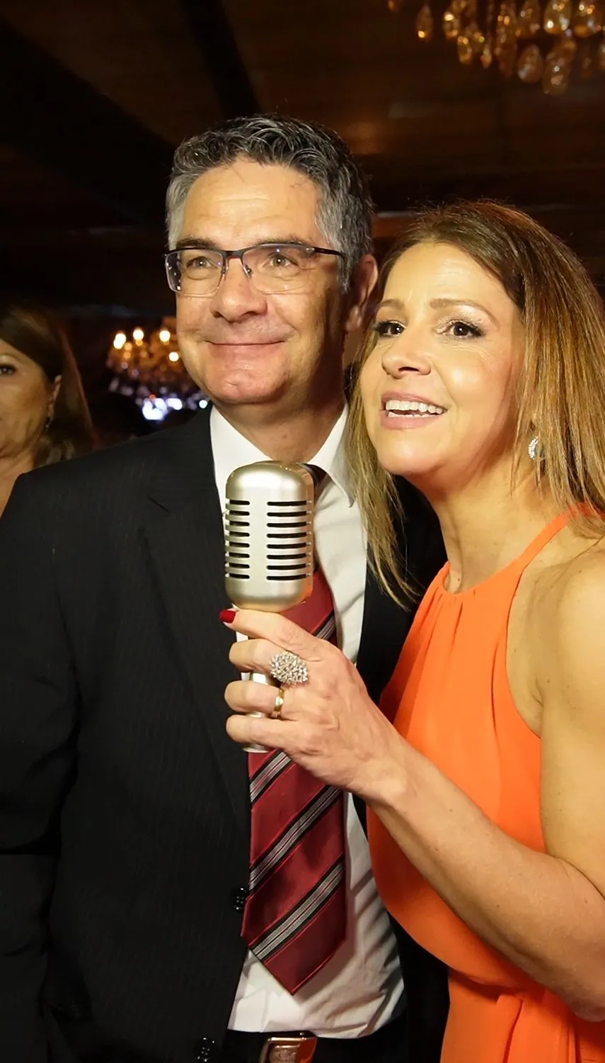 Casal gravando um recado com o microfone